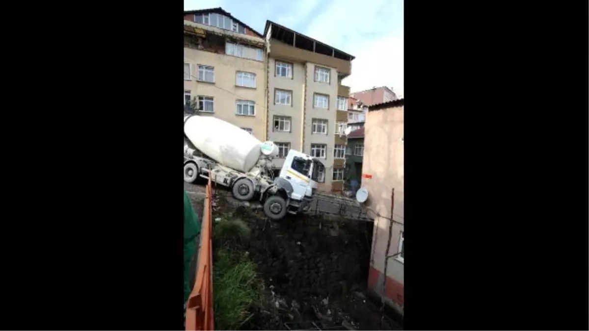 Kağıthane\'de Beton Mikseri Yol Kenarında Asılı Kaldı