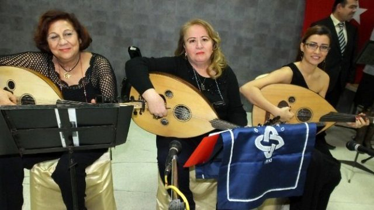 Burhaniye\' de Koronun Kadın Sazcıları