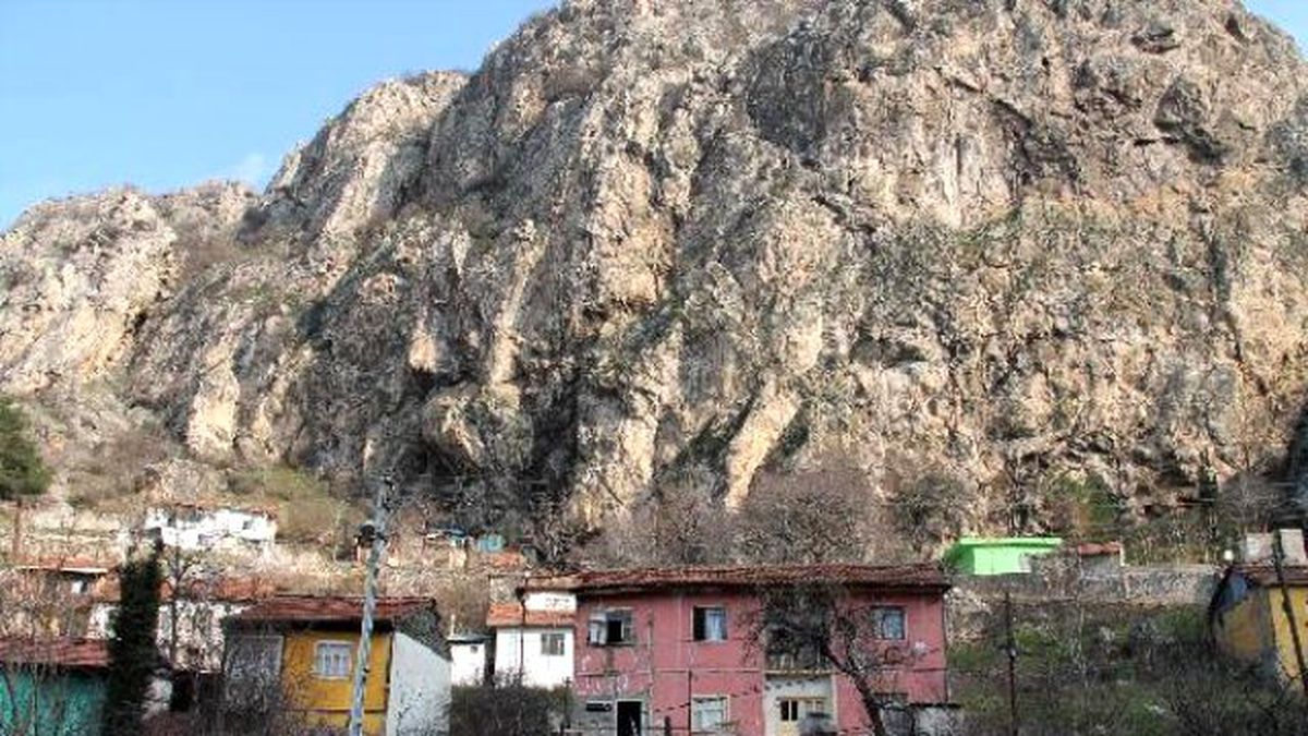 Dağda Mahsur Kalan Keçiler, İtfaiye Tarafından Kurtarıldı