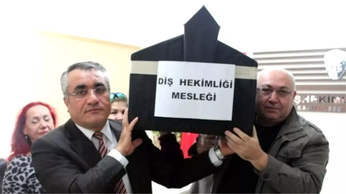 Diş Hekimlerinden Tabutlu Protesto