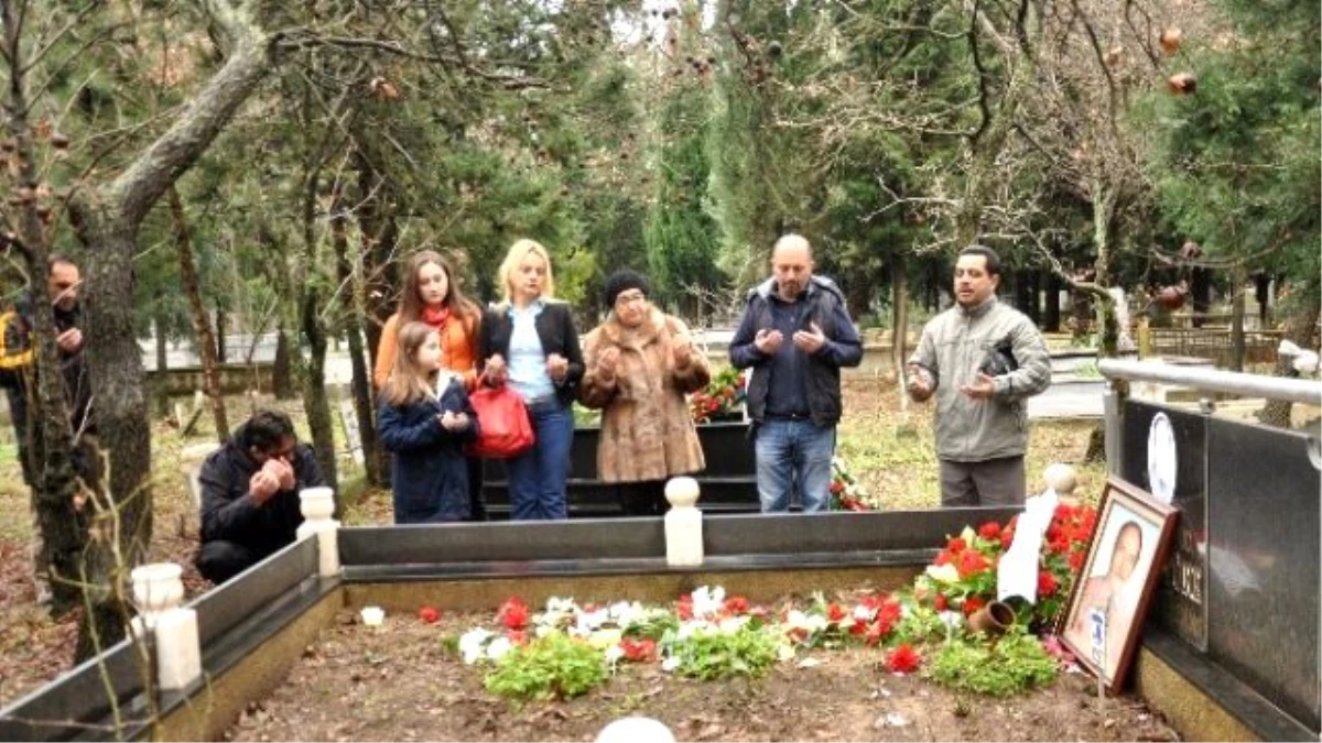 Duayen Gazeteciler Mezarları Başında Anıldı