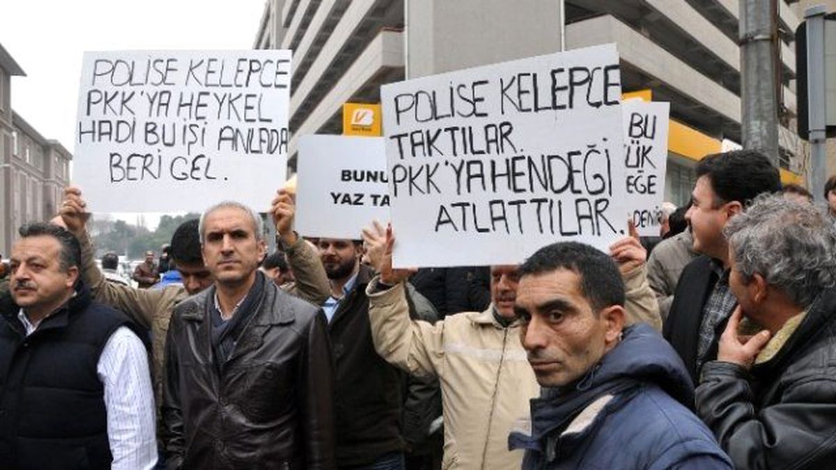 Emniyetin Önünde Bekleyiş Sürüyor