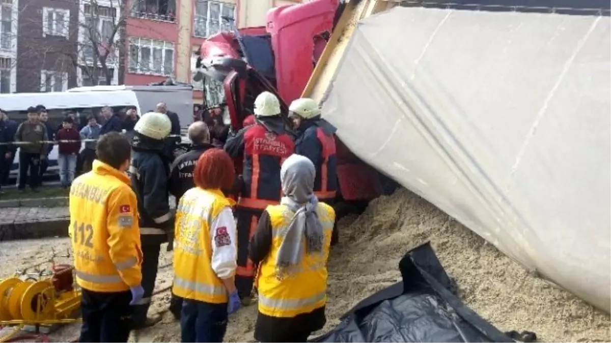 İnşaata Kum Getiren Tır Devrildi: 1 Ölü