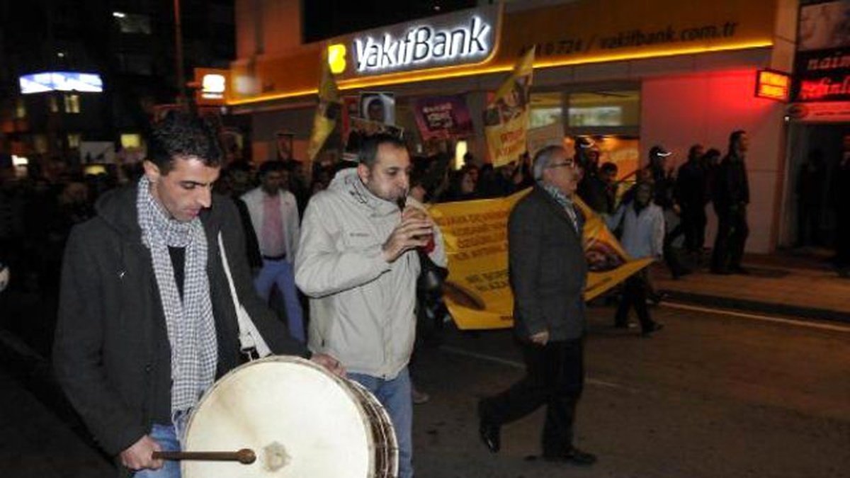 İzmit\'te Davullu Zurnalı Kobane Kutlaması