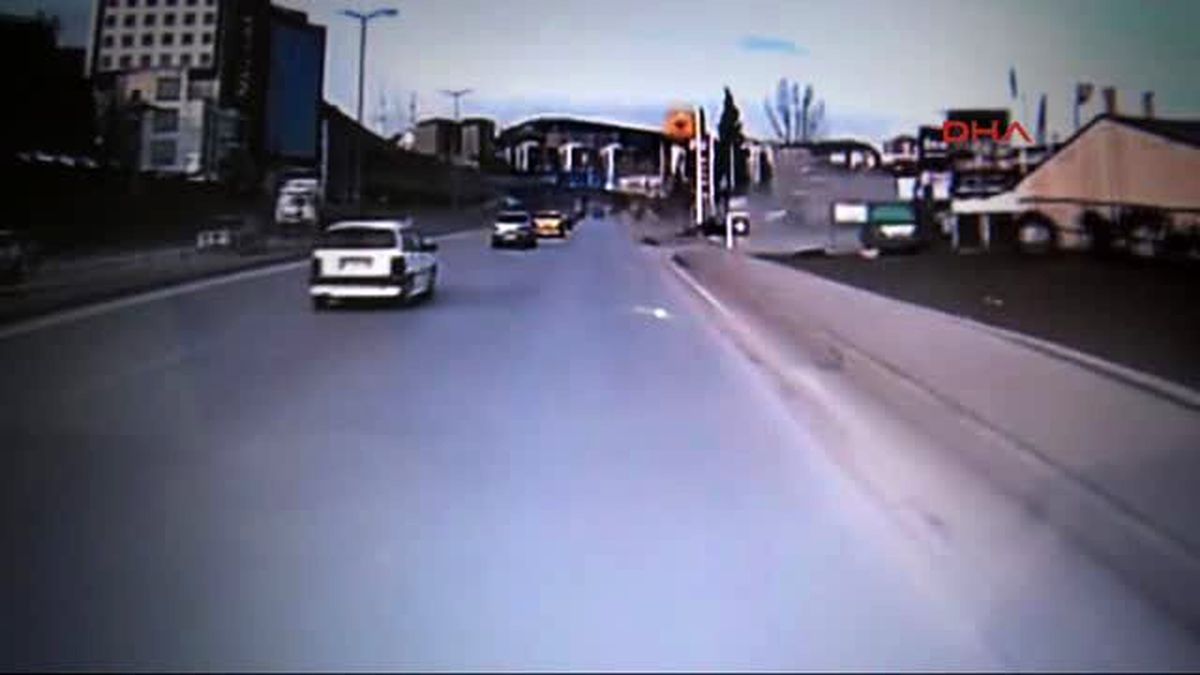Karabük\'te Otomobil Akaryakıt İstasyonuna Daldı: 1 Yaralı