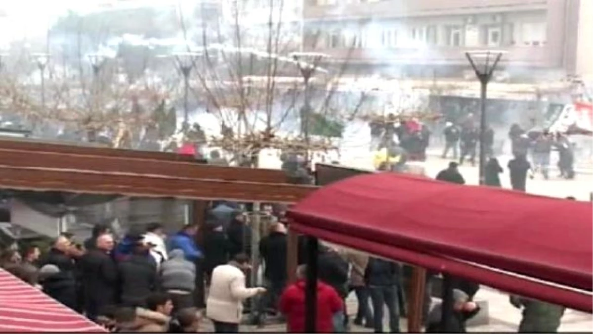 Kosova Başbakanlık Binası Önünde Gösteriye Müdahale: 52\'si Polis 110 Yaralı- Ek