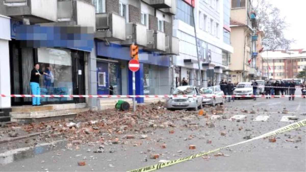 Kütahya\'da Otelin Teras Duvarı Yıkıldı, 2 Araç Hurdaya Döndü