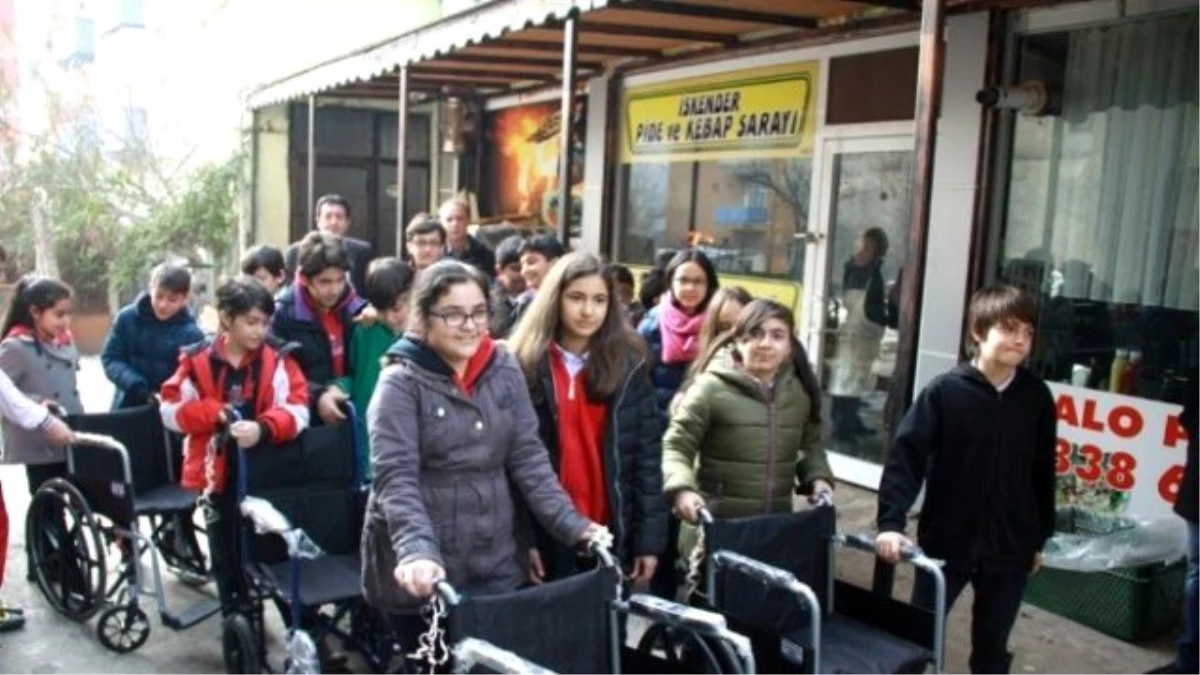 Öğrencilerden Tekerlekli Sandalye Bağışı