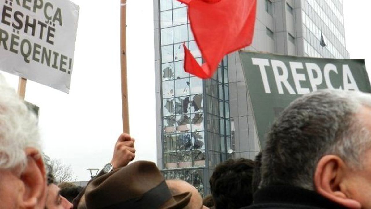 Priştine\'de Protestolar Alevlendi