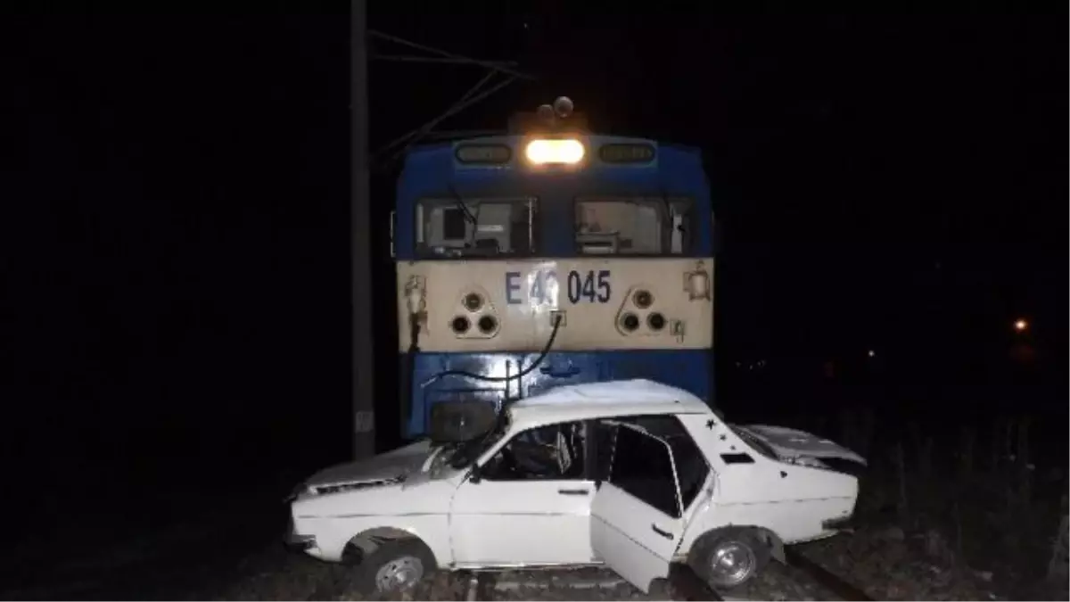 Adıyaman\'da Otomobile Tren Çarptı