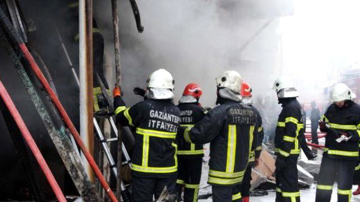 Ayakkabı İmalathanesinde Çıkan Yangın Paniğe Neden Oldu