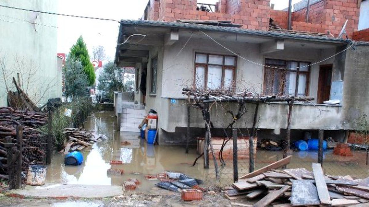 Çanakkale\'de Sağanak Yağış Hayatı Olumsuz Etkiledi