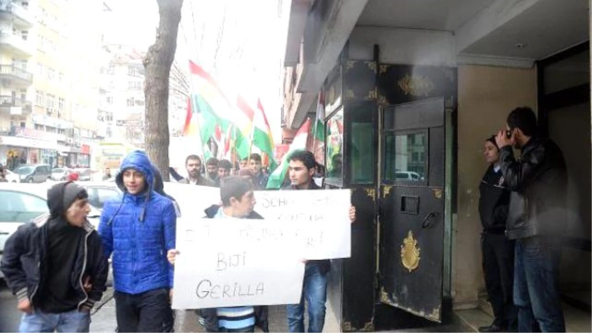 Diyarbakır\'da Kürt Bayrakları ile Yürüyüp Kobani\'ye Bağımsızlık İstediler