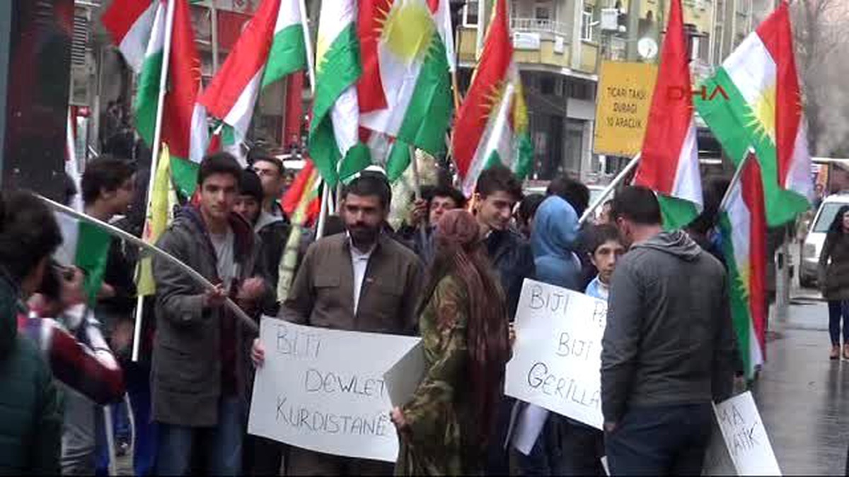 Diyarbakır\'da Kürt Bayrakları ile Yürüyüp Kobani\'ye Bağımsızlık İstediler