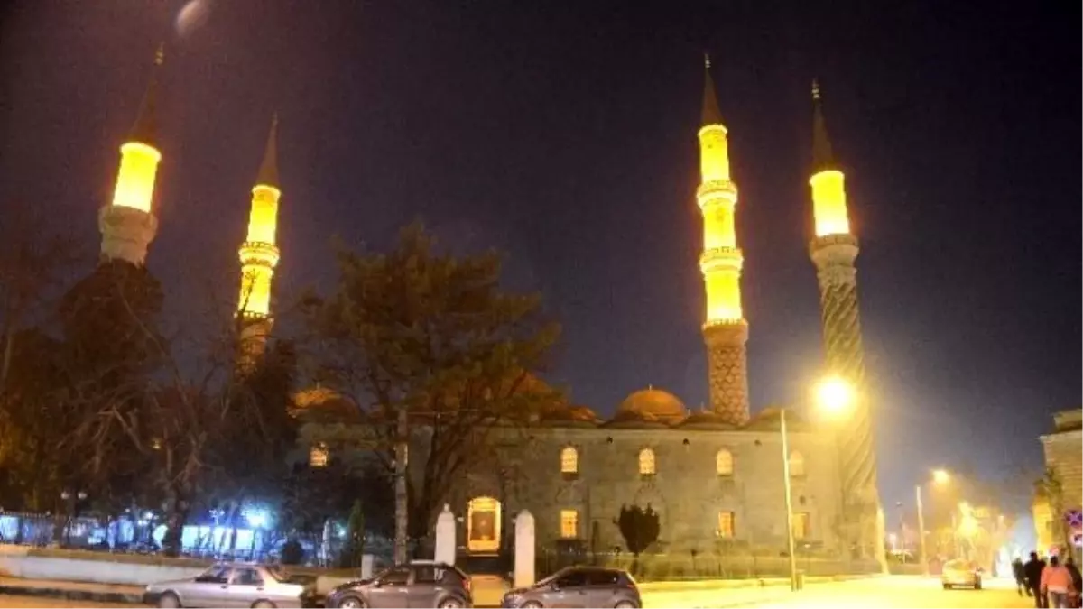 Edirne\'de Tarihi Camii Aydınlatıldı