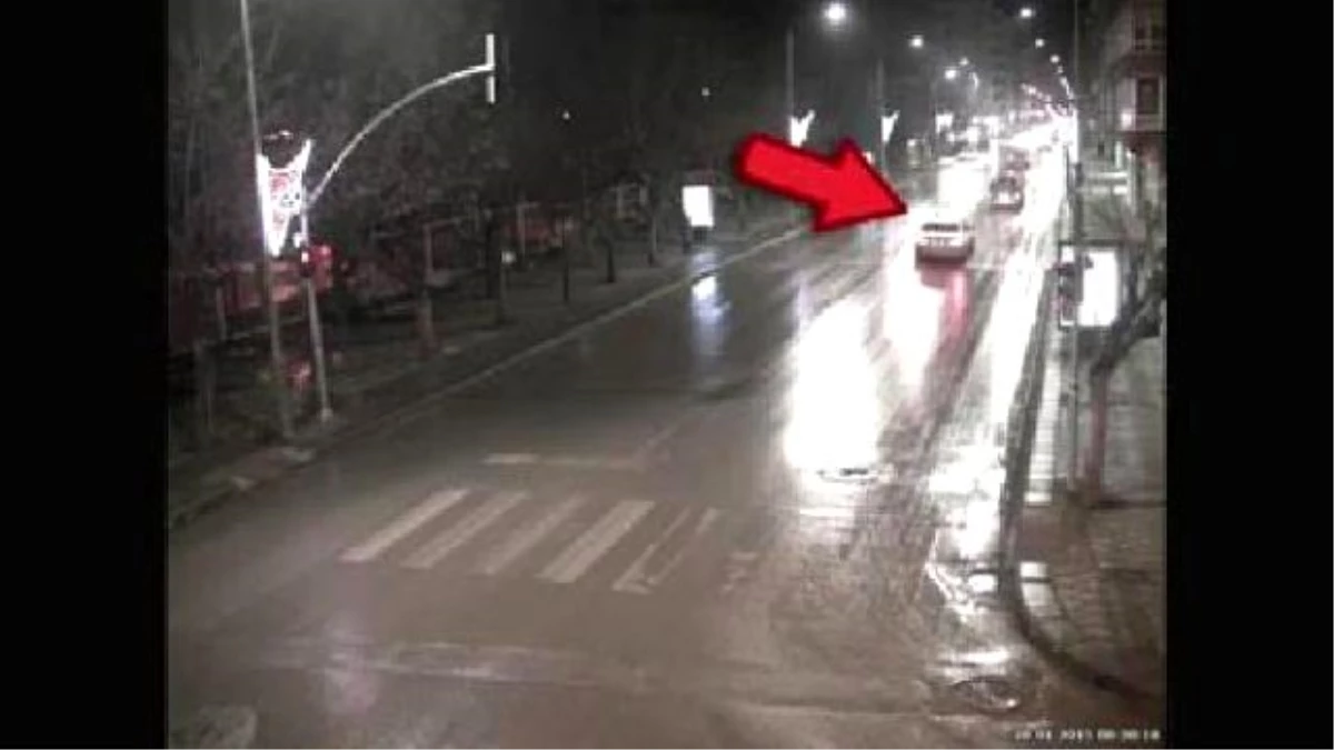 Eskişehir\'de Otomobilin Çarptığı Yaralı Genç, 1 Kilometre Aracın Üzerinde Gitti (2)