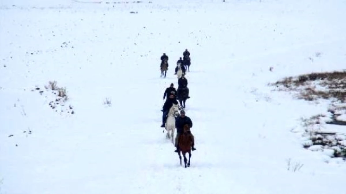 Gençlerin Kar Üzerinde Rahvan At Yarışı