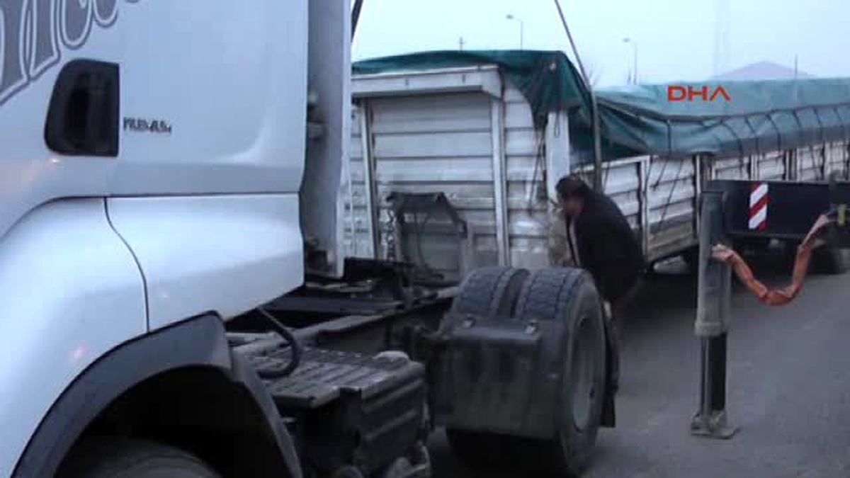 Su Yüklü Tırın Dorsesi Seyir Halindeyken Koptu