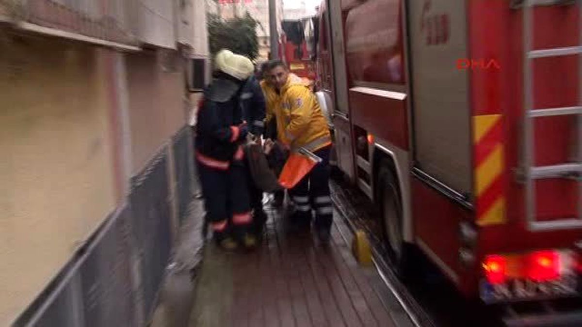 İtfaiye, Yangında 4 Kişiyi Kurtardı