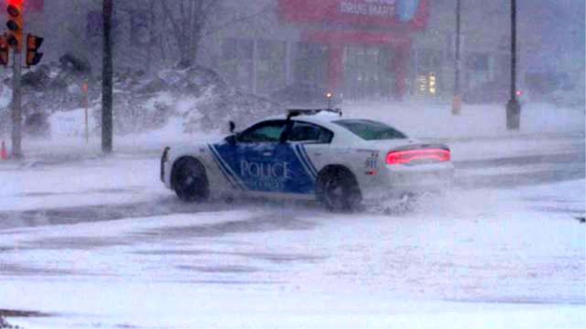 Kanada\'da Kar Fırtınası Yollar Kapattı