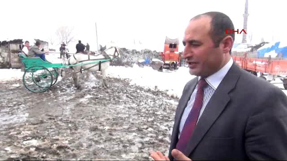 Kars Gençlerin Kar Üzerinde At Tutkusu