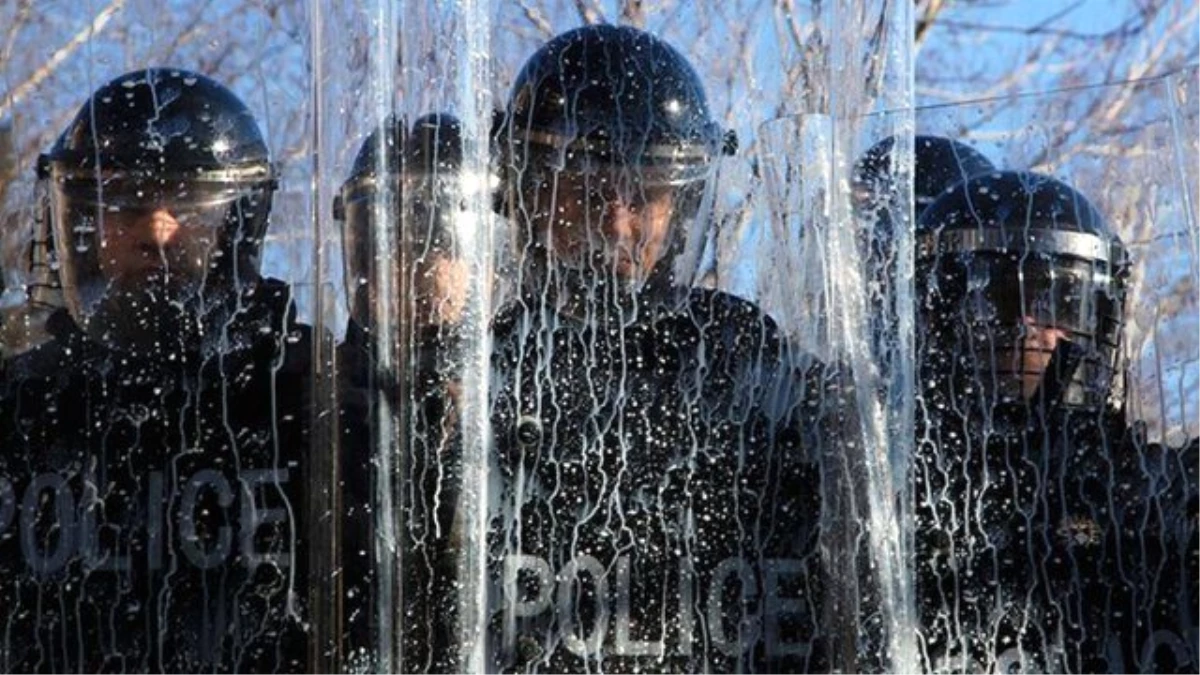 Kosova\'da 6 Saat Süren Çatışmalarda 56\'sı Polis 150 Kişi Yaralandı