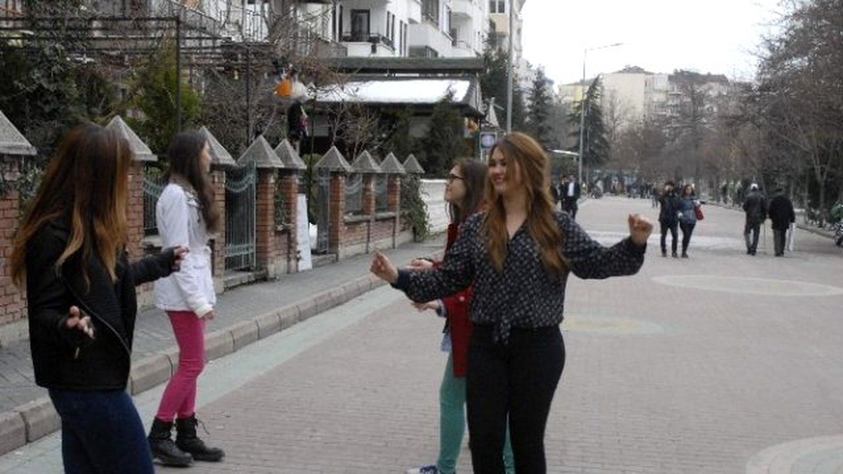 Liseli Kızların Sokak Ortasında \'Ankara\' Havası