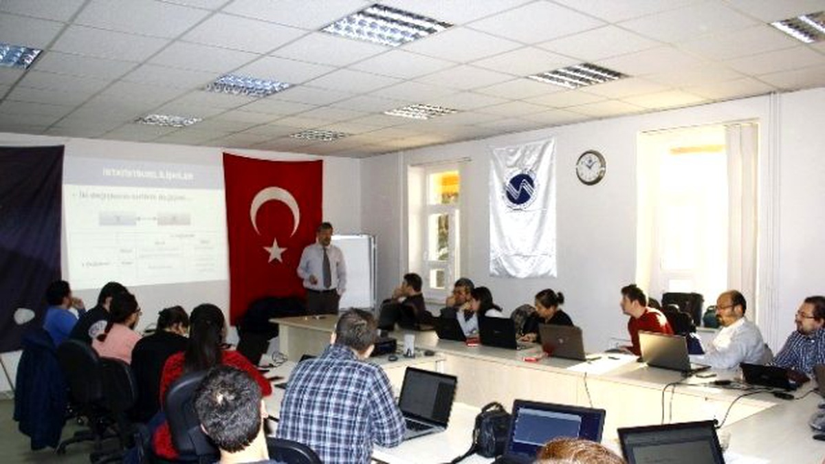 Saü Eğitim Fakültesi\'nde \'Projelerde Yöntemsel Eğilim ve Veri Analizi\' Toplantısı Düzenlendi