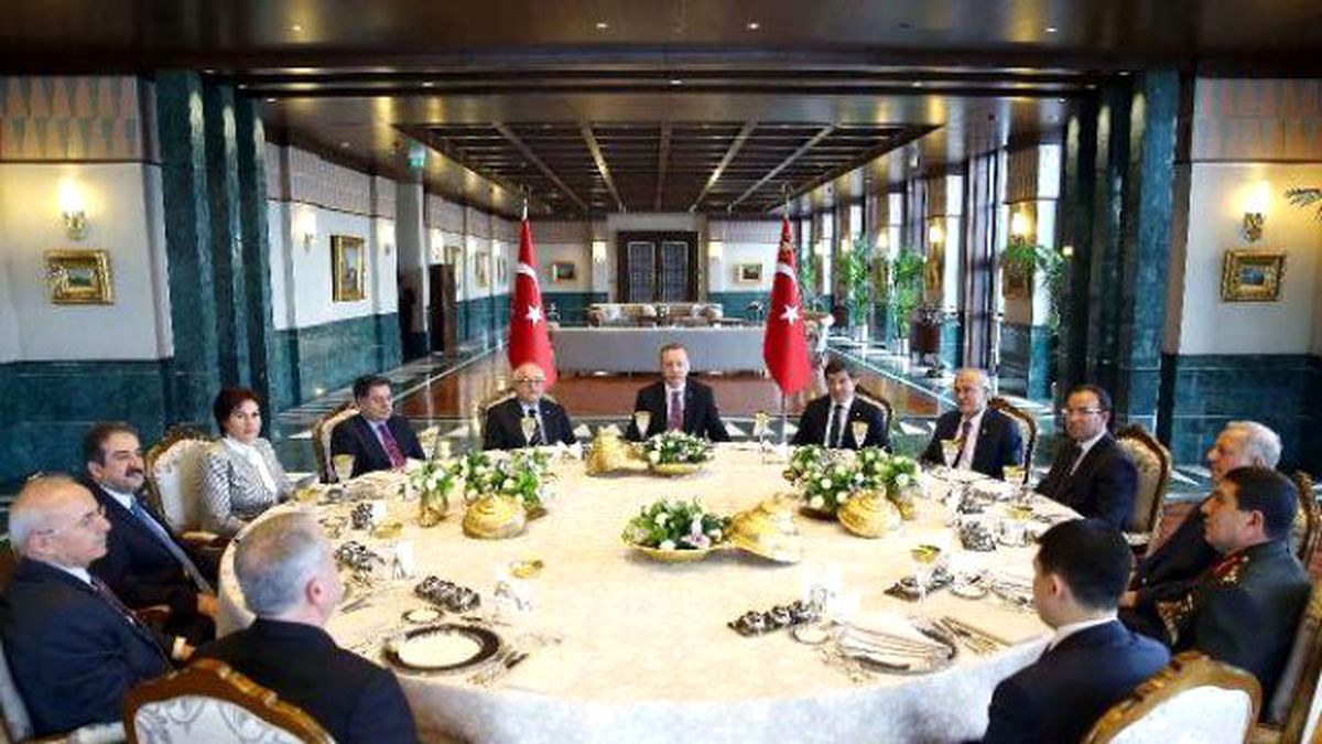 TBMM Başkanı Çiçek, Başbakan Davutoğlu ve Yüksek Mahkeme Başkanları Cumhurbaşkanlığı Sarayı\'nda
