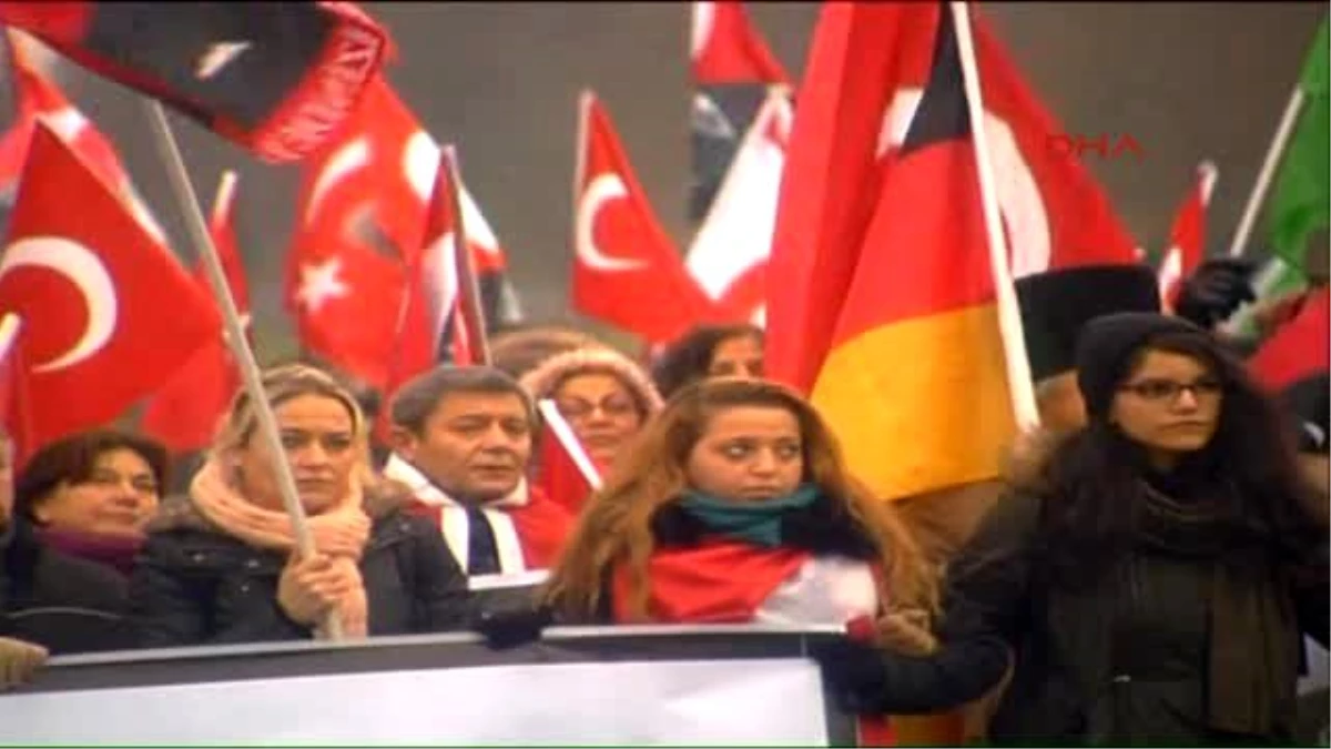 Türkler Perinçek\'e Destek İçin Strasbourg\'da AİHM Önünde