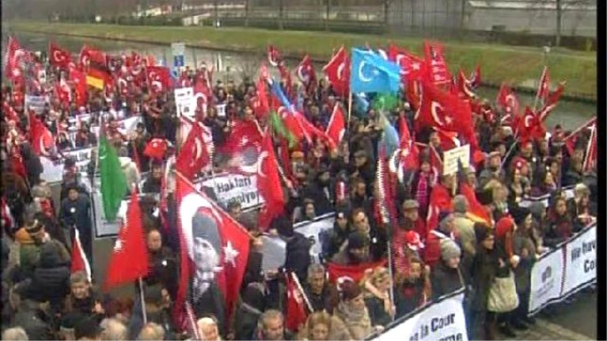 Türkler Perinçek\'e Destek İçin Strasbourg\'da AİHM Önünde....