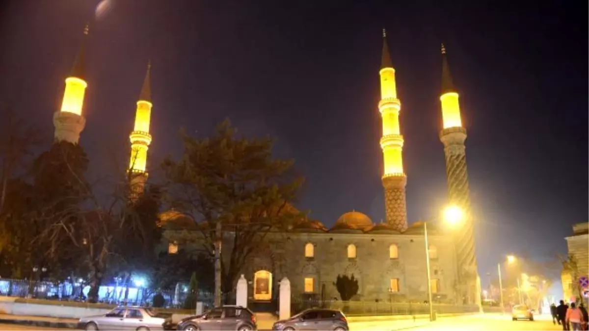 Üç Şerefeli Cami\'nin Minareleri Aydınlatıldı