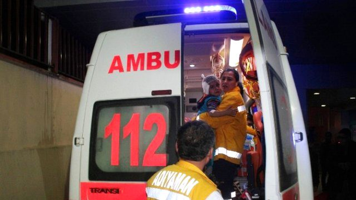 Adıyaman\'da Otomobil Şarampole Yuvarlandı: 3 Yaralı