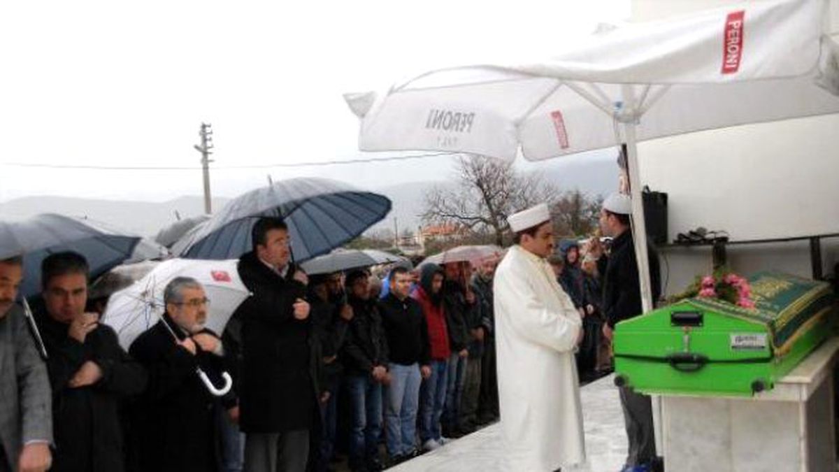Annesini Öldüren Liseli Sokakta \'Beni İdam Edin\' Diye Bağırdı
