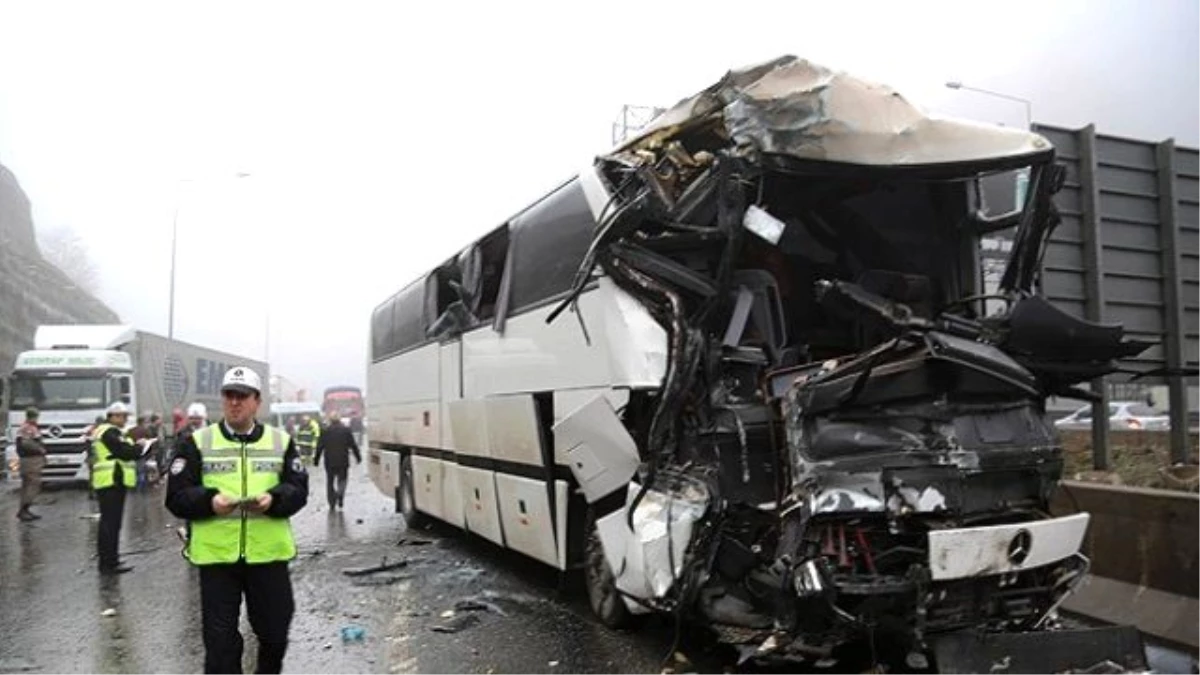 Antalya\'da İşçi Taşıyan Otobüsle Tır Çarpıştı: 5 Ölü