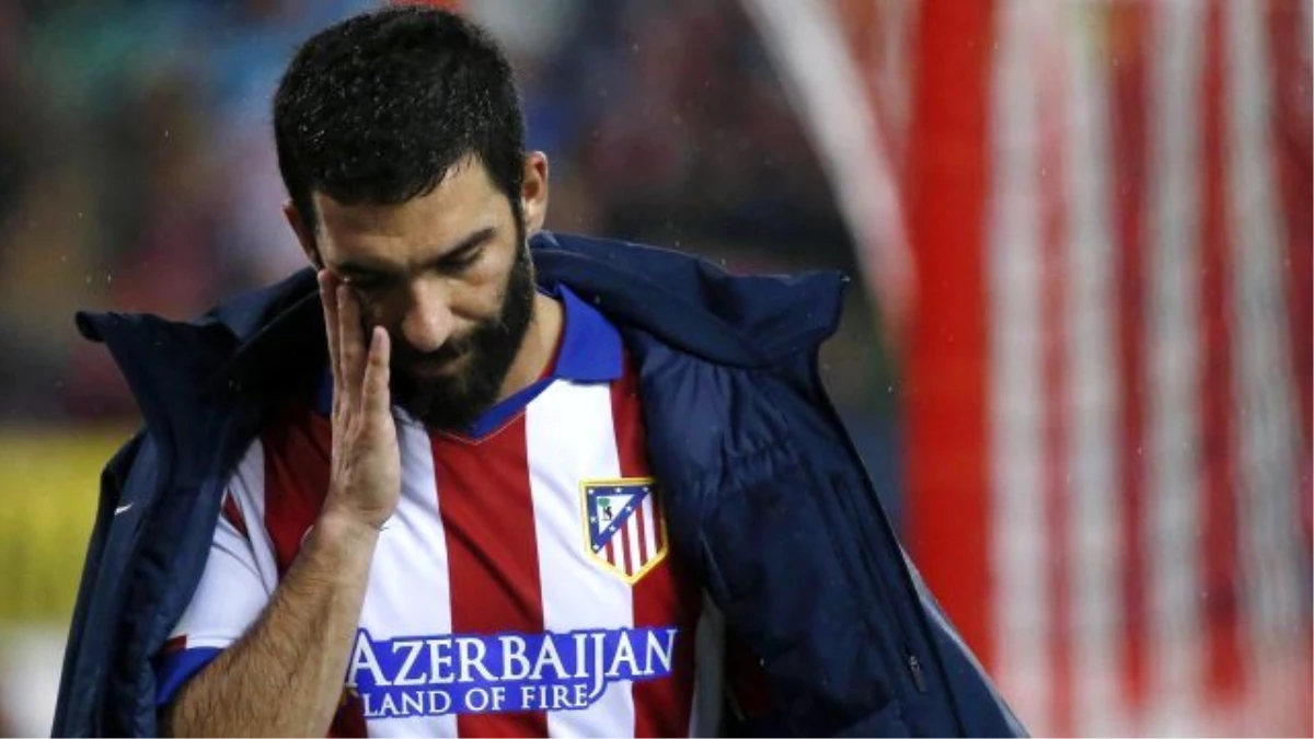 Arda Turan Yan Hakeme Kramponunu Fırlattı