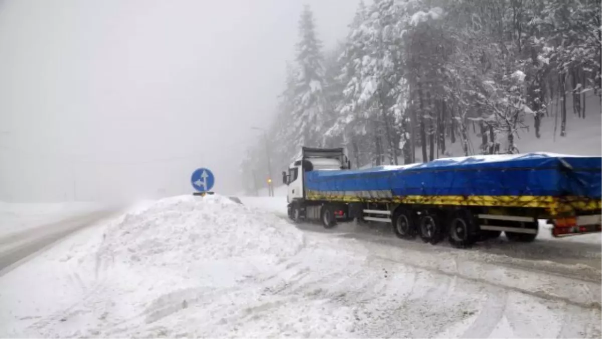 Bolu Dağ\'ında Sis ve Kar Yağışı Ulaşımı Etkiliyor