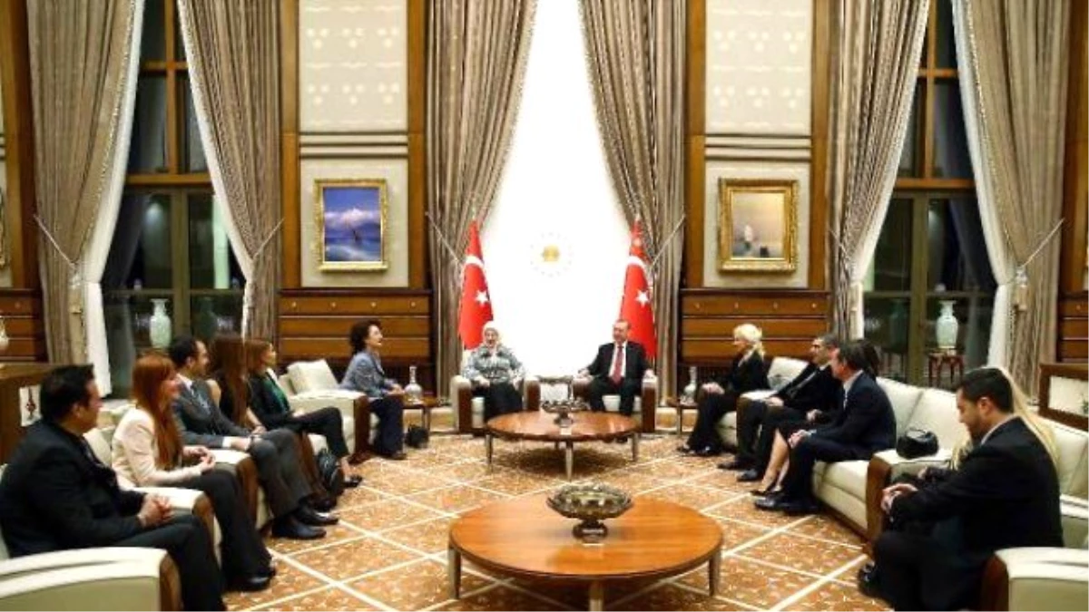 Erdoğan, Cumhurbaşkanlığı Sarayı\'nda Ünlü Sanatçıları Kabul Etti