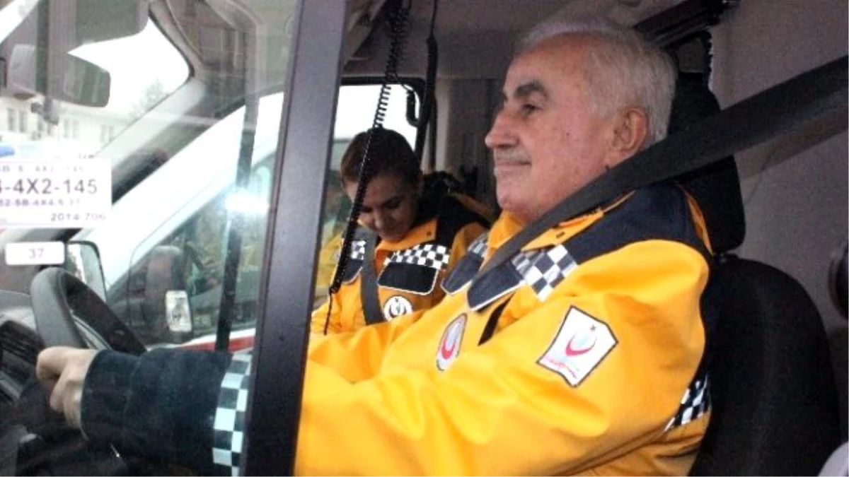 Edirne\'de Ambulansın Direksiyonuna Geçen Vali Şahin, Emniyet Kemerinin Önemine Vurgu Yaptı