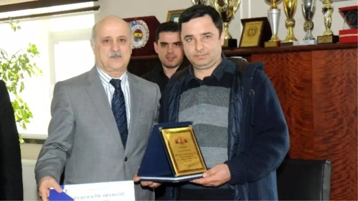 Giysi Odası\'na Emeği Geçenlere Plaket