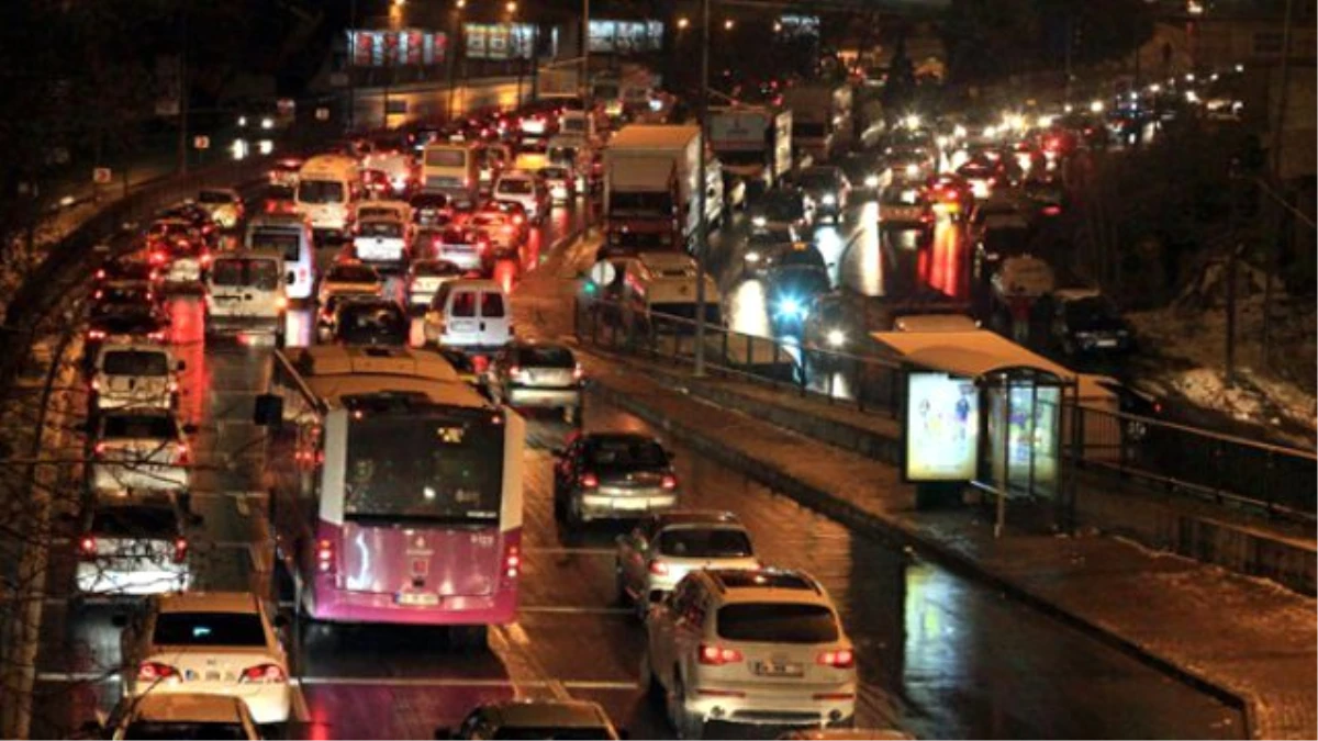 FSM\'de 4 Gişe Kapatıldı, İstanbul\'da Trafik Kilitlendi