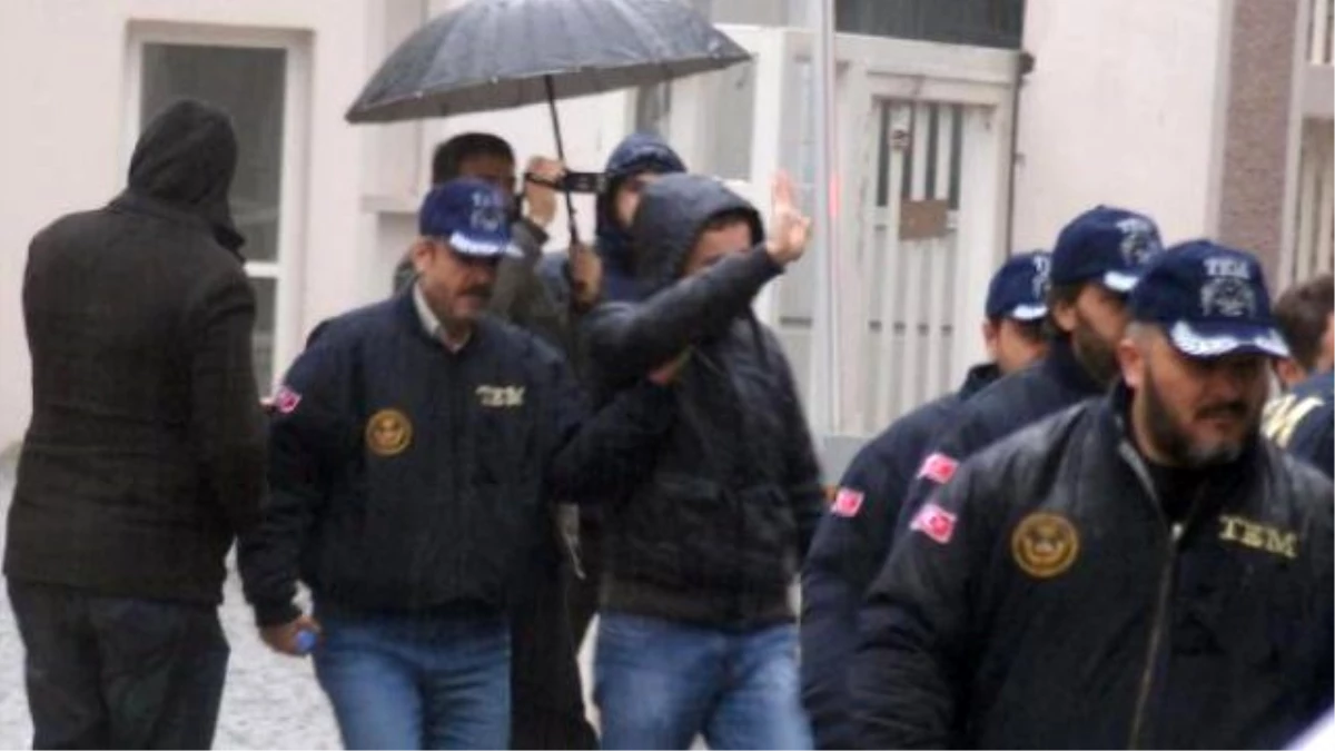 İzmir\'deki Yasadışı Dinleme Operasyonunda Gözaltındaki 20 Kişi, Adliyeye Sevk Edildi (2)
