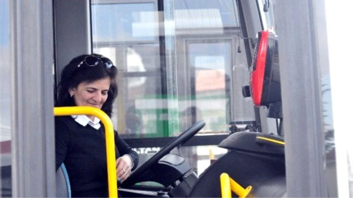 Kadın Otobüs Şoförü Erkeklere Taş Çıkartıyor