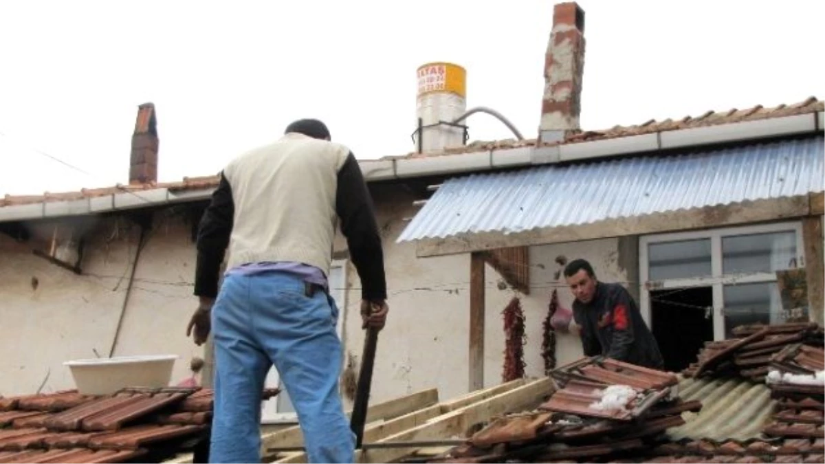 Kar Kütleleri Yüzünden Çöken ve Zarar Gören Çatılar Yeniden Yapılıyor