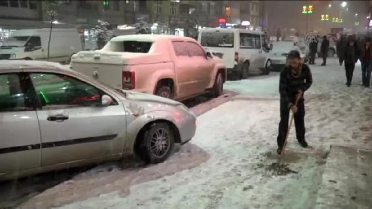 Hakkari\'de 53 Köy, 94 Mezra Yolu Ulaşıma Kapandı