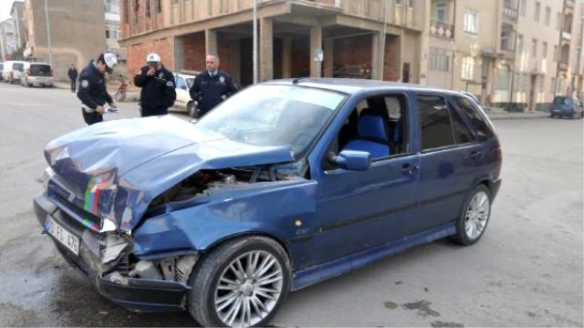 Karaman\'da 2 Otomobil Çarpıştı: 2\'si Hamile 6 Kişi Yaralandı.