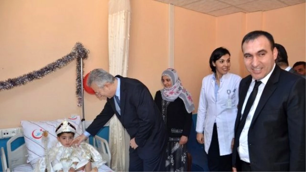 Mardin\'de Yetim Çocuklar Sünnet Ettiriliyor