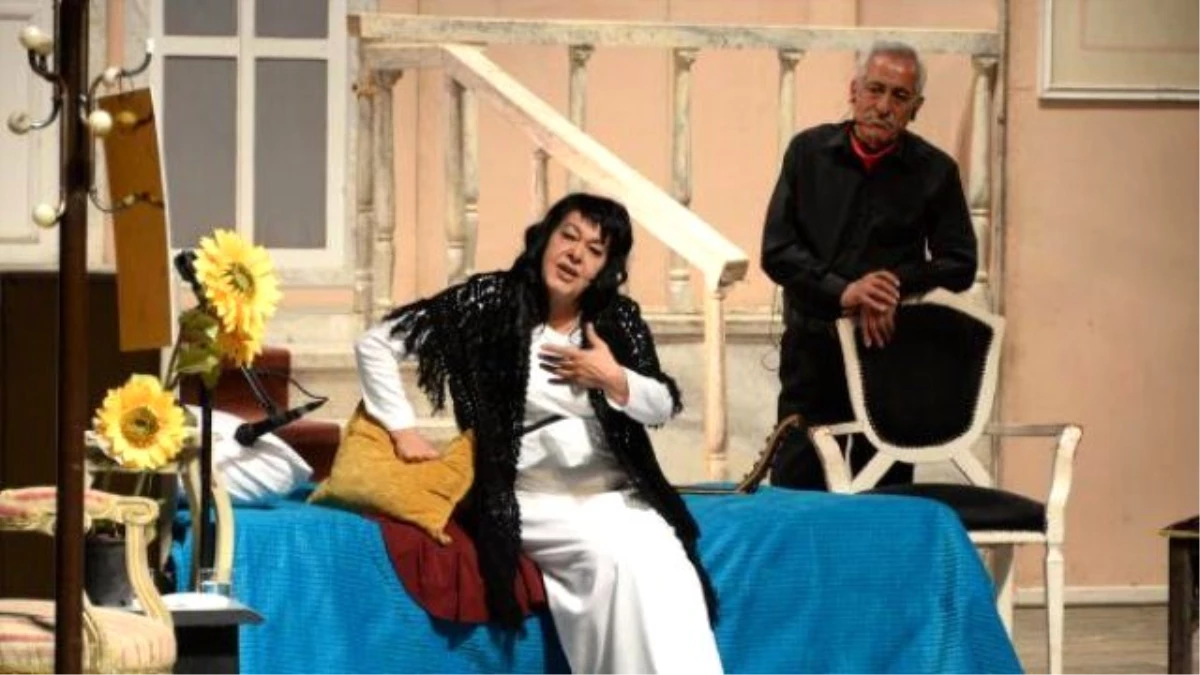 Mersin\'de, Huzurevinde Kalan Şarkıcının Yaşamı Sahneye Taşındı