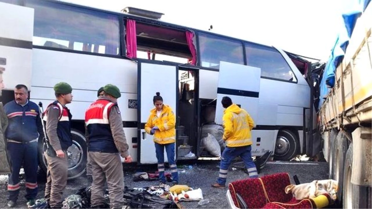 Mevsimlik İşçileri Taşıyan Otobüsün Tırla Çarpışması