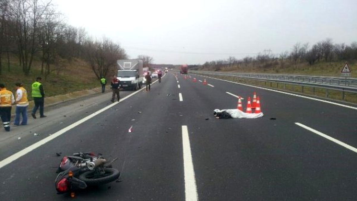 Park Halindeki Kamyonete Çarpan Motosiklet Sürücüsü Hayatını Kaybetti